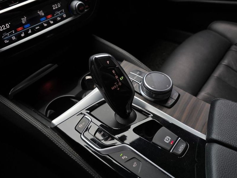 2017 BMW 5 Series 520d xDrive M Sport Package Plus photo 9