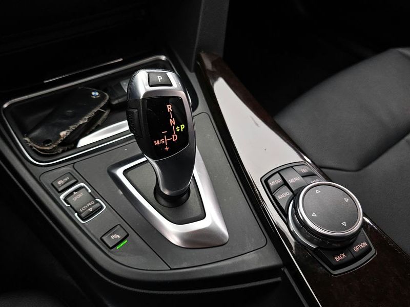 2015 BMW 3 Series 320d photo 9