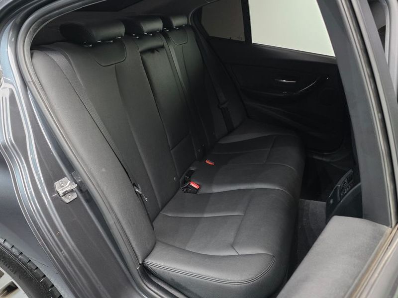 2016 BMW 3 Series 320d photo 11