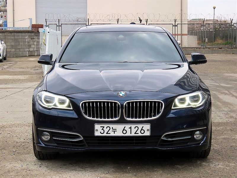 2015 BMW 5 Series 528i Luxury photo 1