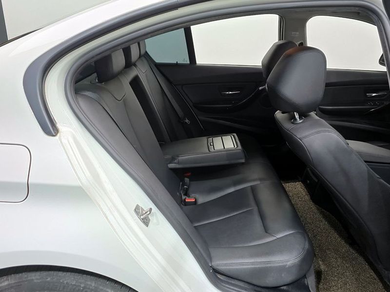 2015 BMW 3 Series 320d photo 12