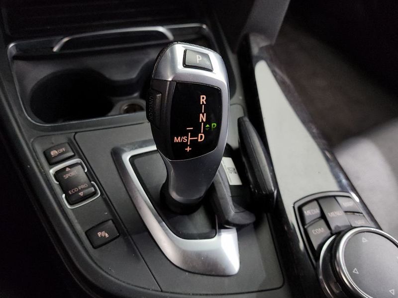 2016 BMW 3 Series 320i Luxury photo 9