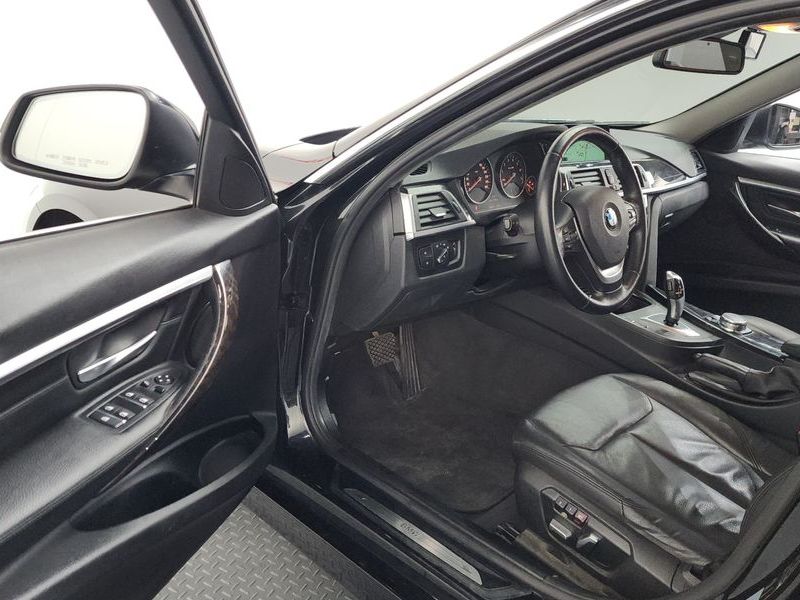 2016 BMW 3 Series 320i Luxury photo 10
