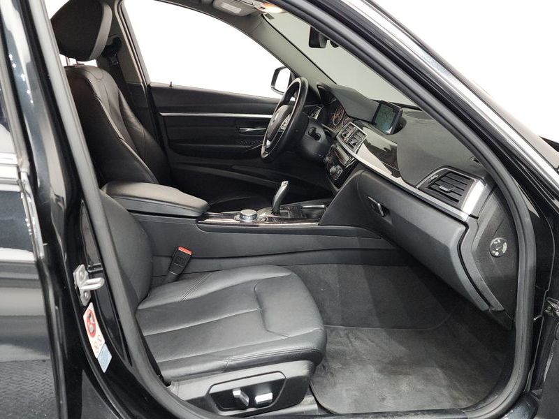 2016 BMW 3 Series 320i Luxury photo 11