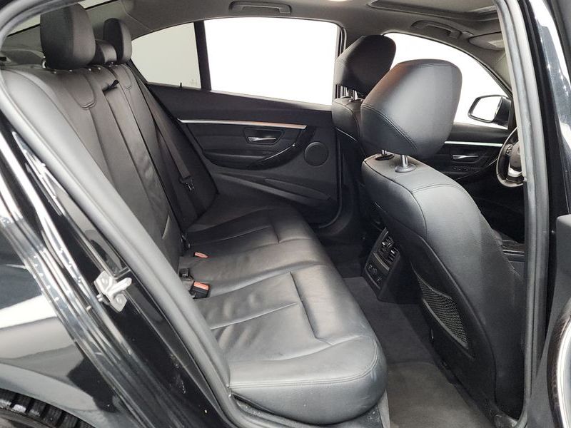 2016 BMW 3 Series 320i Luxury photo 12