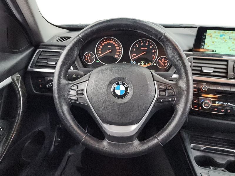 2016 BMW 3 Series 320i Luxury photo 13