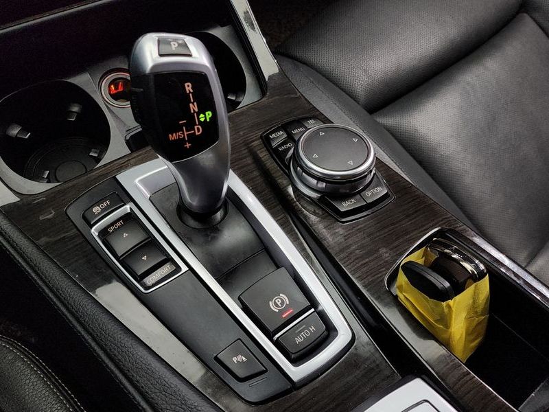 2016 BMW 5 Series 520d Luxury Plus photo 9