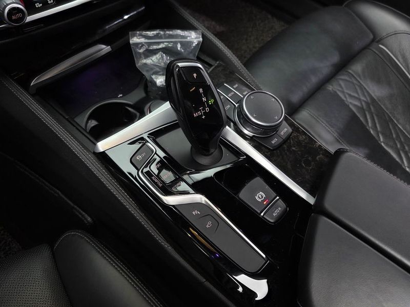 2017 BMW 5 Series 530d M Sport Package photo 9