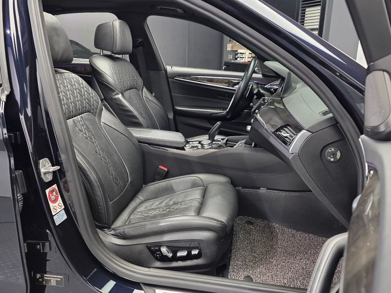 2017 BMW 5 Series 530d M Sport Package photo 11