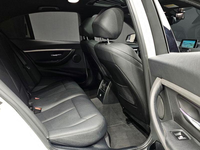 2016 BMW 3 Series 320i M Sport photo 11