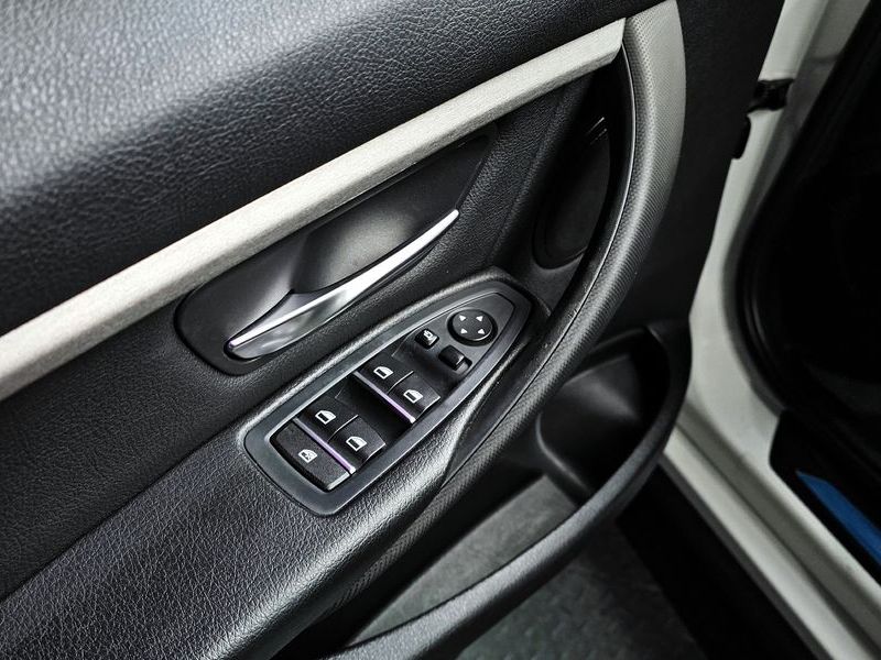 2016 BMW 3 Series 320i M Sport photo 13