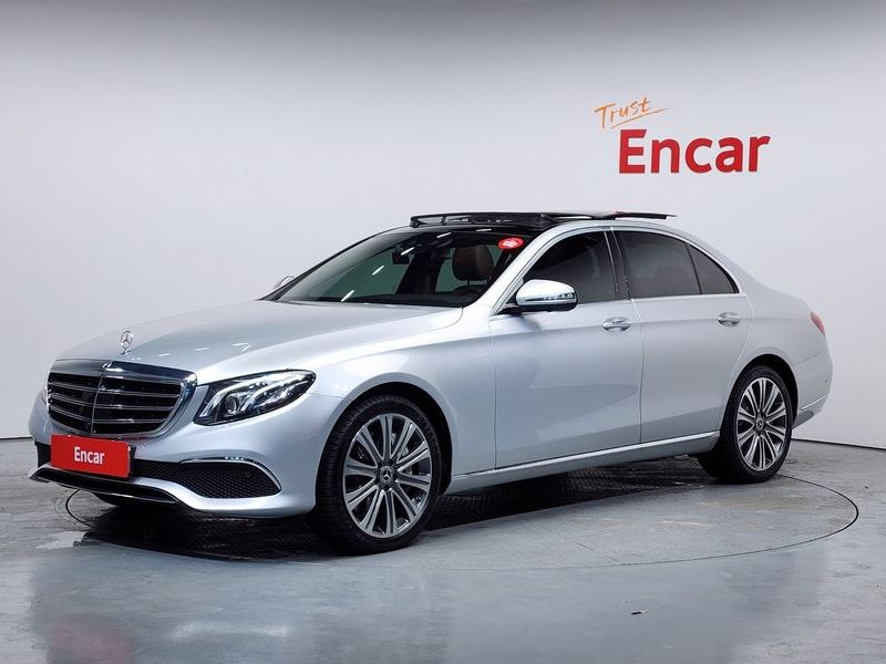 2017 Mercedes-Benz E-Class E400 4MATIC Exclusive photo 1