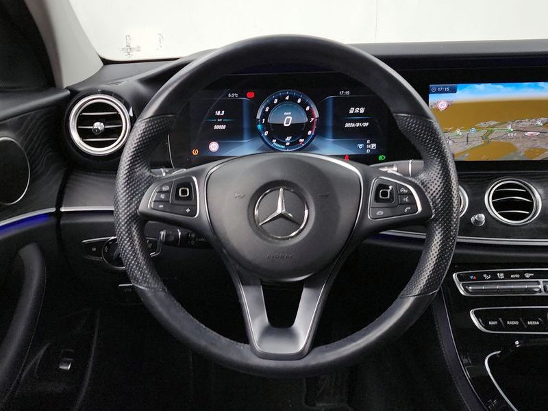 2017 Mercedes-Benz E-Class E300 Avantgarde photo 13
