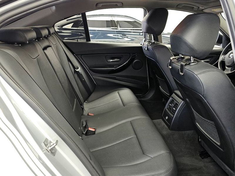 2016 BMW 3 Series 320d photo 12
