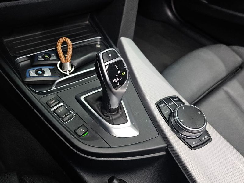 2017 BMW 3 Series 320i M Sport photo 9
