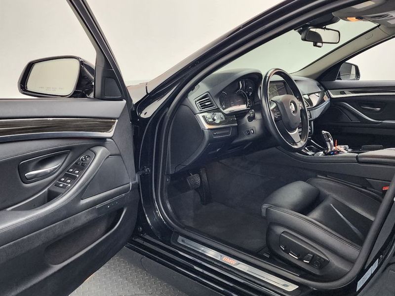 2016 BMW 5 Series 520d xDrive Luxury Plus photo 10