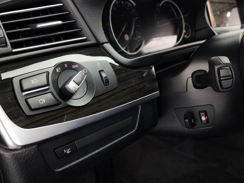 2016 BMW 5 Series 520d xDrive Luxury Plus photo 16