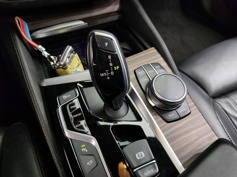 2017 BMW 5 Series 520d xDrive M Sport Package Plus photo 9