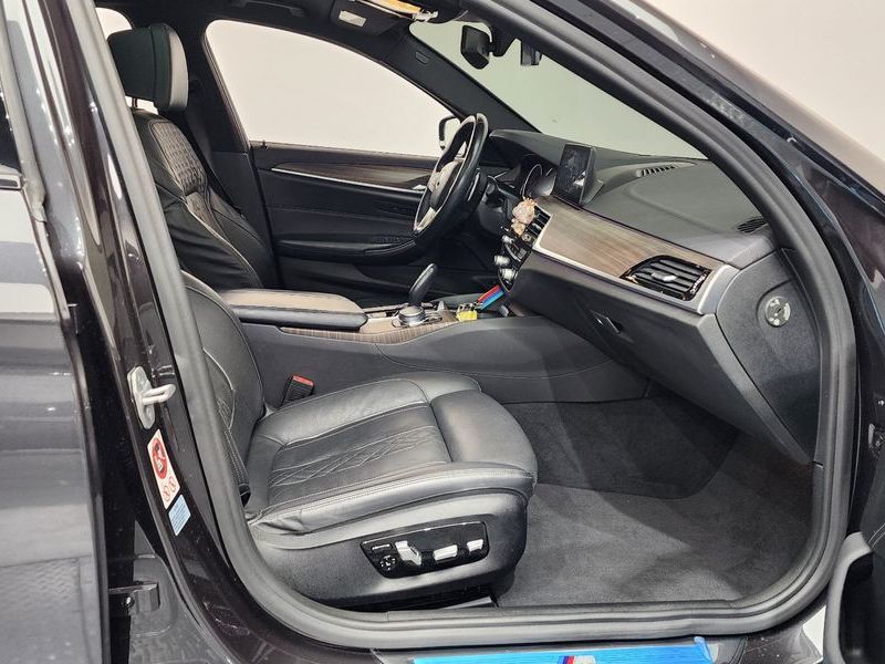 2017 BMW 5 Series 520d xDrive M Sport Package Plus photo 11
