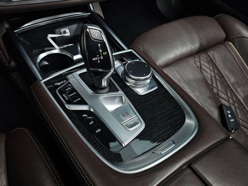 2017 BMW 7 Series 740d xDrive M Sport photo 9
