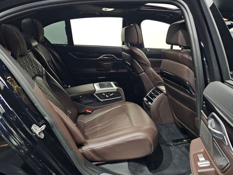 2017 BMW 7 Series 740d xDrive M Sport photo 12