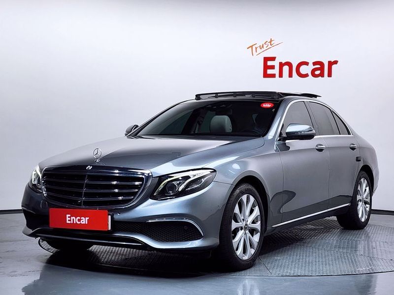 2017 Mercedes-Benz E-Class E300 4MATIC Exclusive photo 1