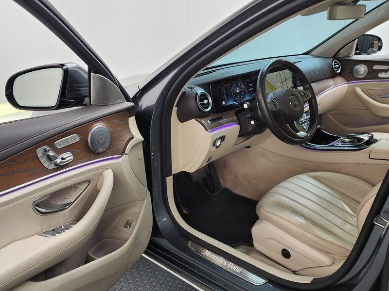 2017 Mercedes-Benz E-Class E300 4MATIC Exclusive photo 10