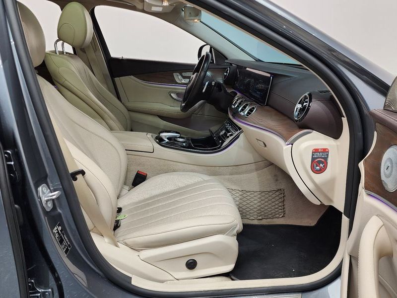 2017 Mercedes-Benz E-Class E300 4MATIC Exclusive photo 11