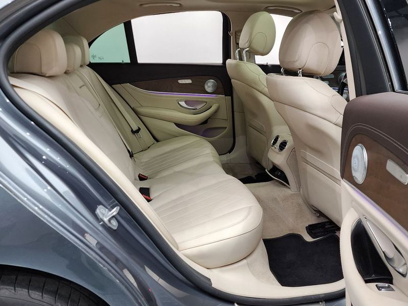 2017 Mercedes-Benz E-Class E300 4MATIC Exclusive photo 12