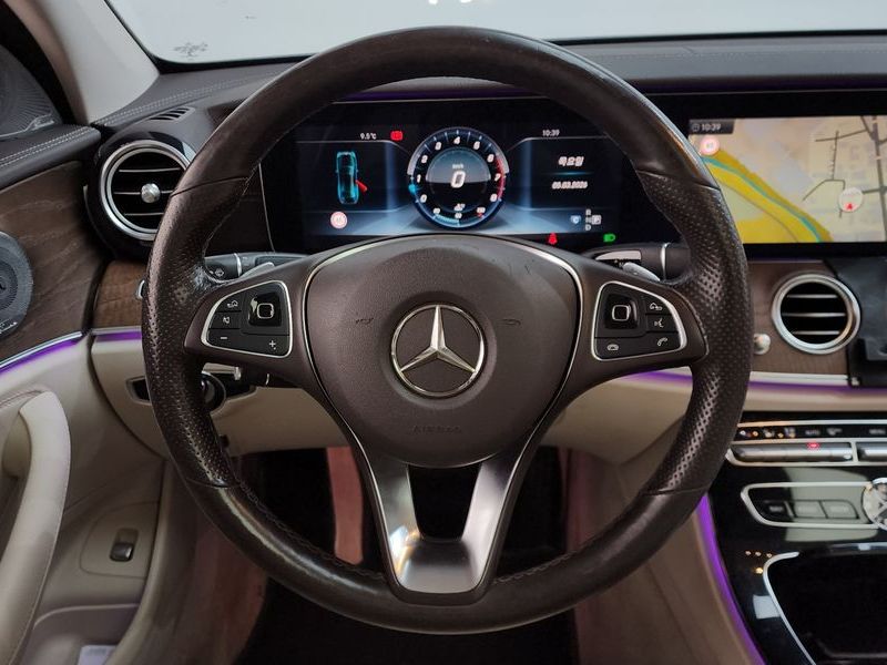 2017 Mercedes-Benz E-Class E300 4MATIC Exclusive photo 13