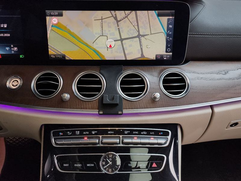 2017 Mercedes-Benz E-Class E300 4MATIC Exclusive photo 14