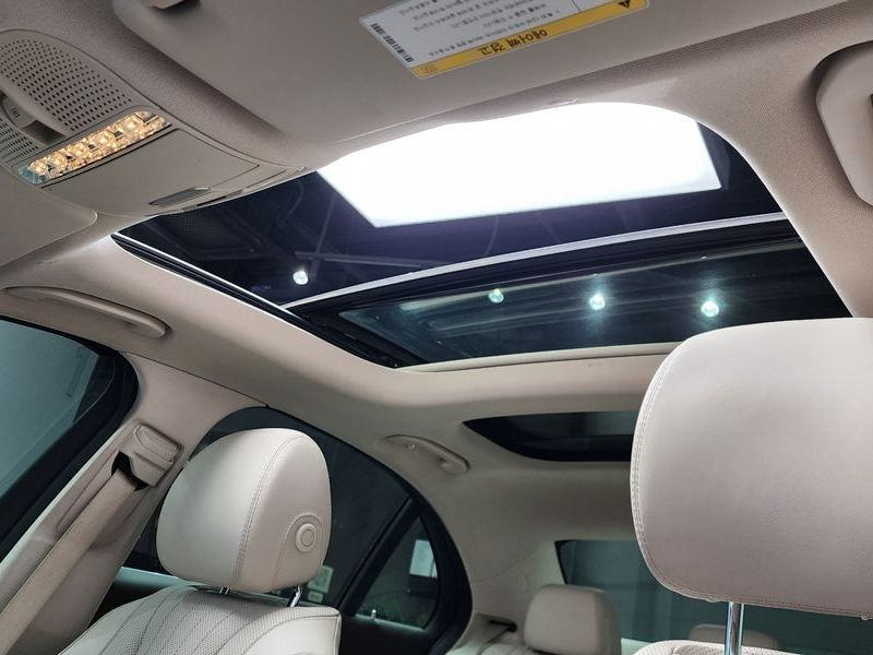 2017 Mercedes-Benz E-Class E300 4MATIC Exclusive photo 18