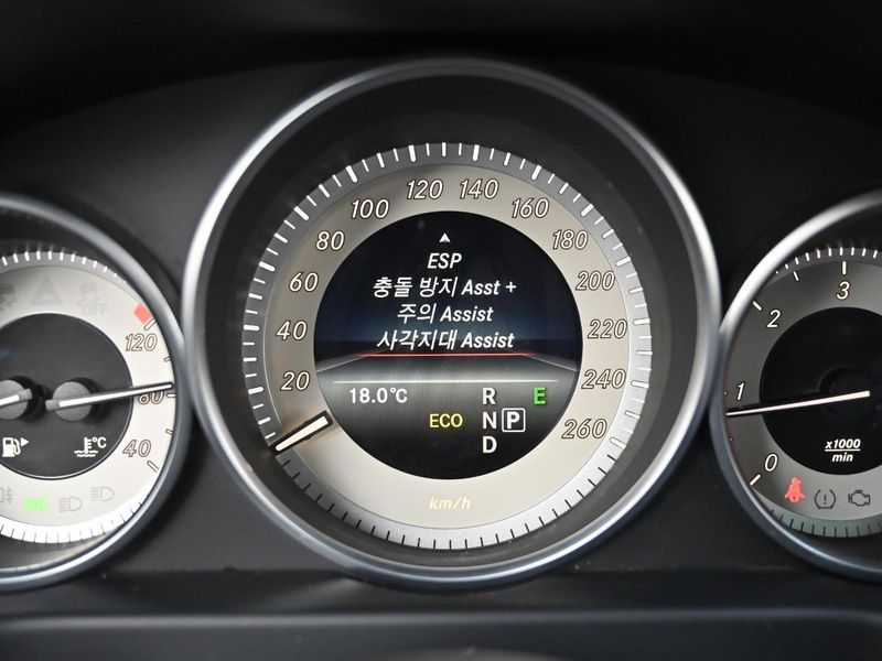 2015 Mercedes-Benz E-Class E220 Bluetec Avantgarde photo 17