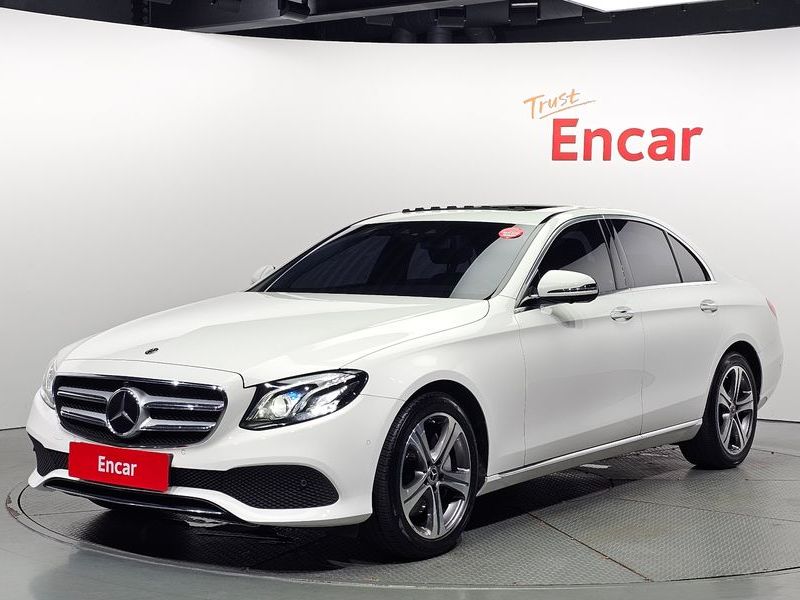 2017 Mercedes-Benz E-Class E300 4MATIC AV Intelligent Drive photo 1
