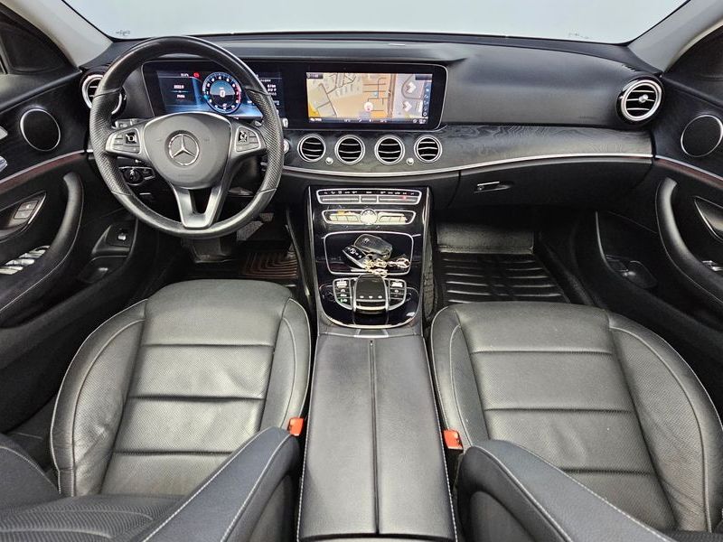 2017 Mercedes-Benz E-Class E300 4MATIC AV Intelligent Drive photo 7