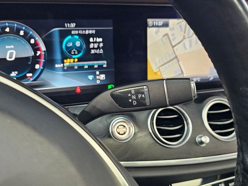 2017 Mercedes-Benz E-Class E300 4MATIC AV Intelligent Drive photo 9