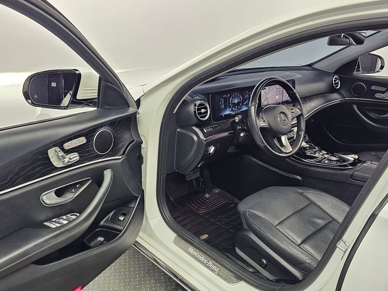 2017 Mercedes-Benz E-Class E300 4MATIC AV Intelligent Drive photo 10