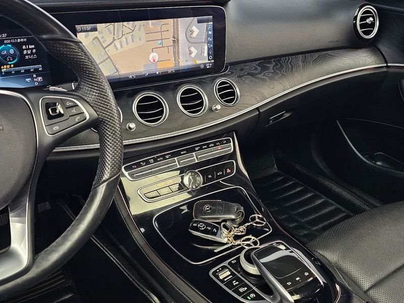 2017 Mercedes-Benz E-Class E300 4MATIC AV Intelligent Drive photo 16