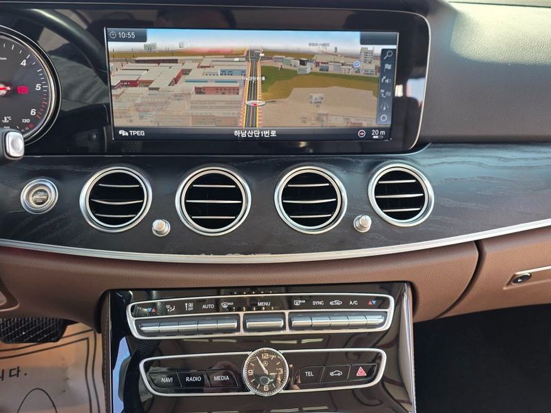 2017 Mercedes-Benz E-Class E220d 4MATIC Avantgarde photo 9