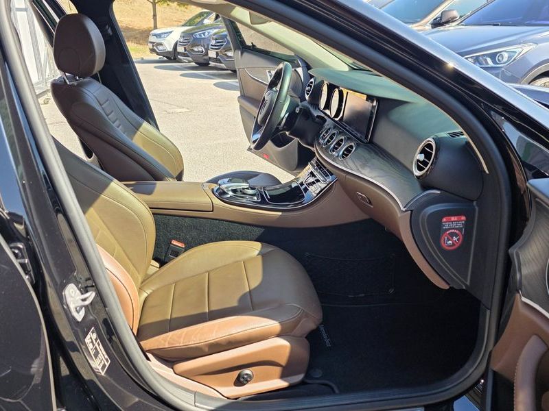 2017 Mercedes-Benz E-Class E220d 4MATIC Avantgarde photo 14