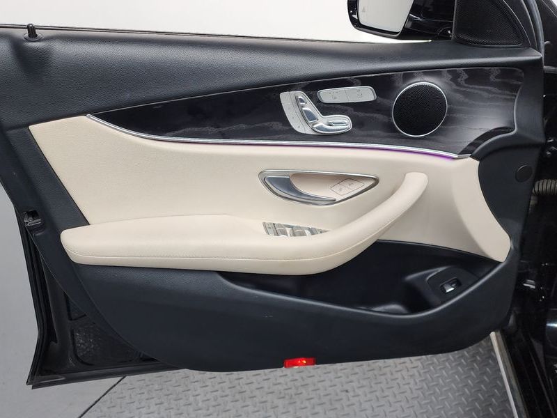 2017 Mercedes-Benz E-Class E220d 4MATIC Avantgarde photo 24