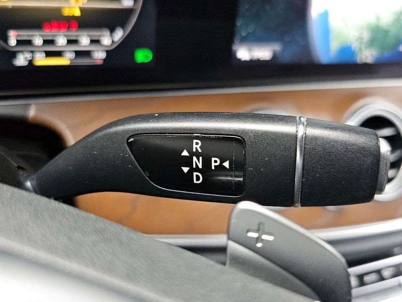 2017 Mercedes-Benz E-Class E300 4MATIC Exclusive photo 9