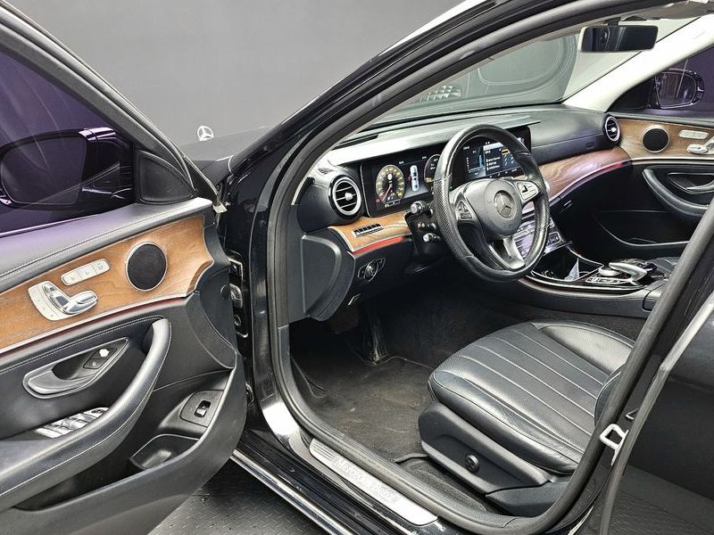 2017 Mercedes-Benz E-Class E300 4MATIC Exclusive photo 10