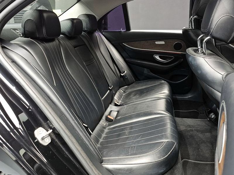 2017 Mercedes-Benz E-Class E300 4MATIC Exclusive photo 11