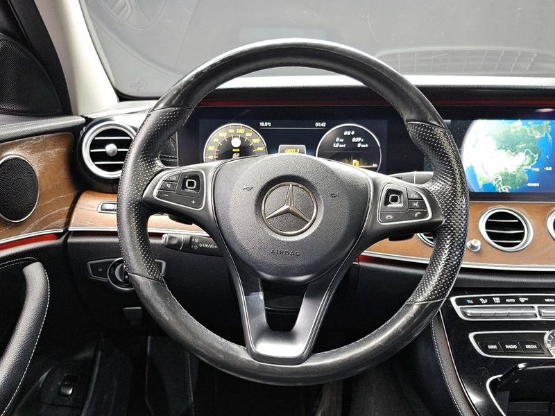 2017 Mercedes-Benz E-Class E300 4MATIC Exclusive photo 12