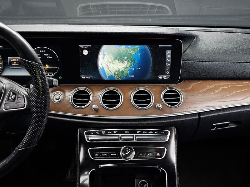 2017 Mercedes-Benz E-Class E300 4MATIC Exclusive photo 13
