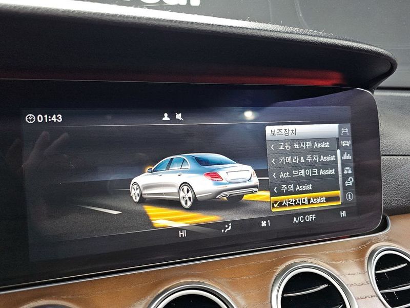 2017 Mercedes-Benz E-Class E300 4MATIC Exclusive photo 15