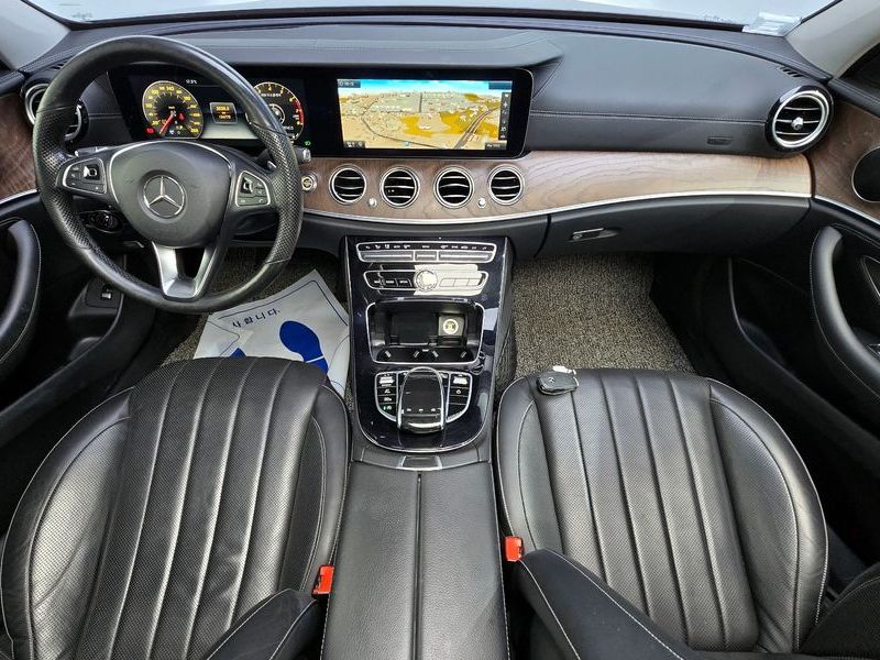 2017 Mercedes-Benz E-Class E300 4MATIC Exclusive photo 7