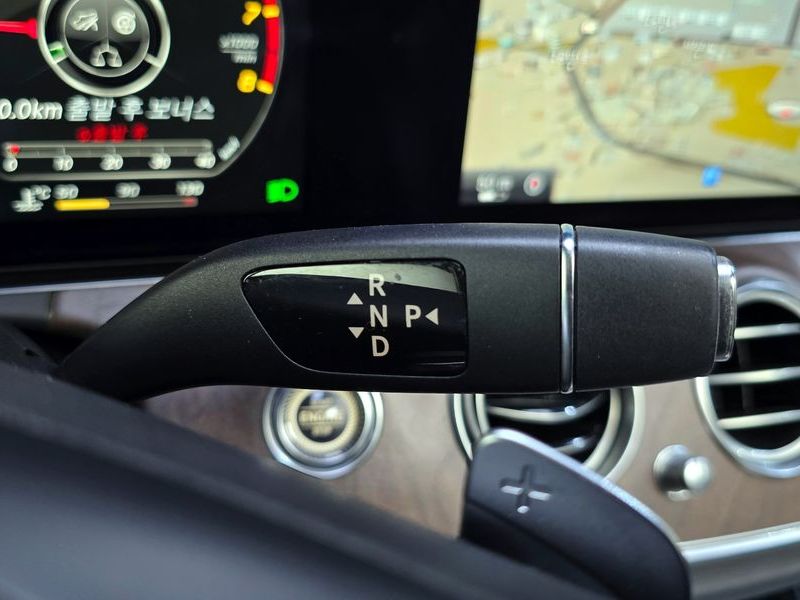 2017 Mercedes-Benz E-Class E300 4MATIC Exclusive photo 9