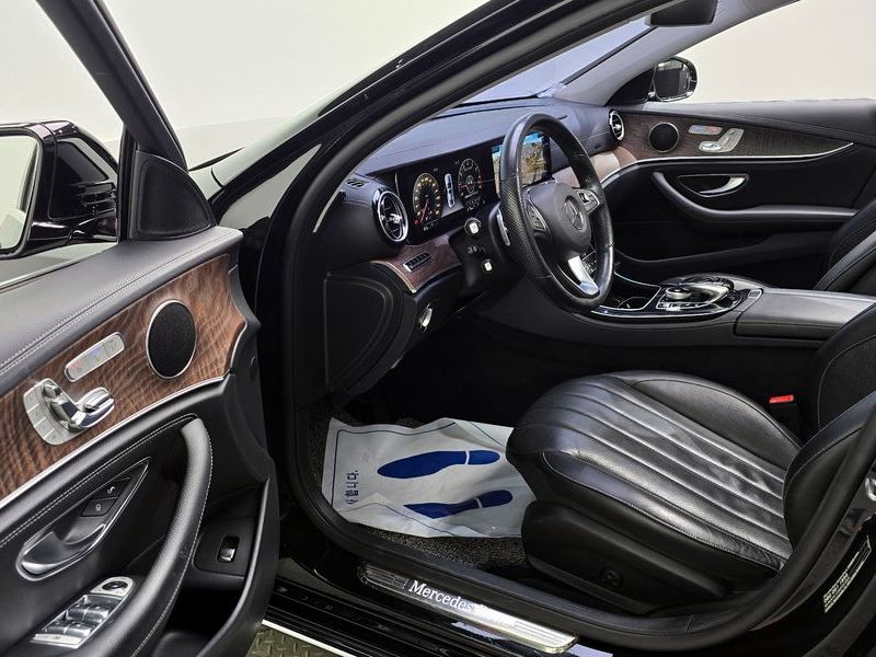 2017 Mercedes-Benz E-Class E300 4MATIC Exclusive photo 10